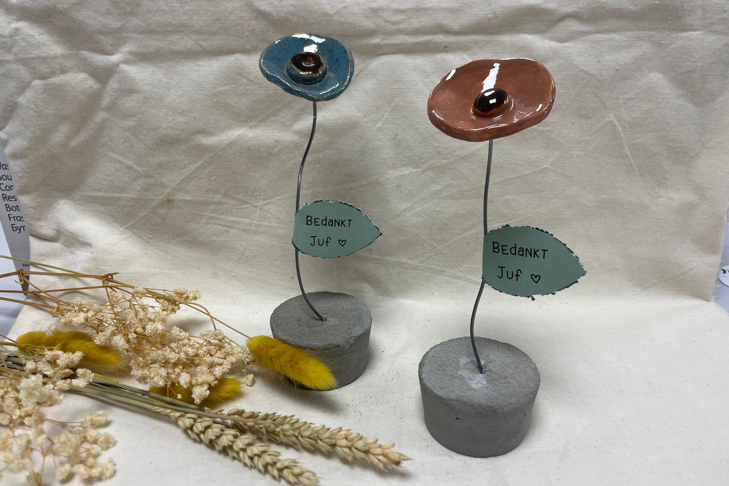 Bloemetje op beton blokje